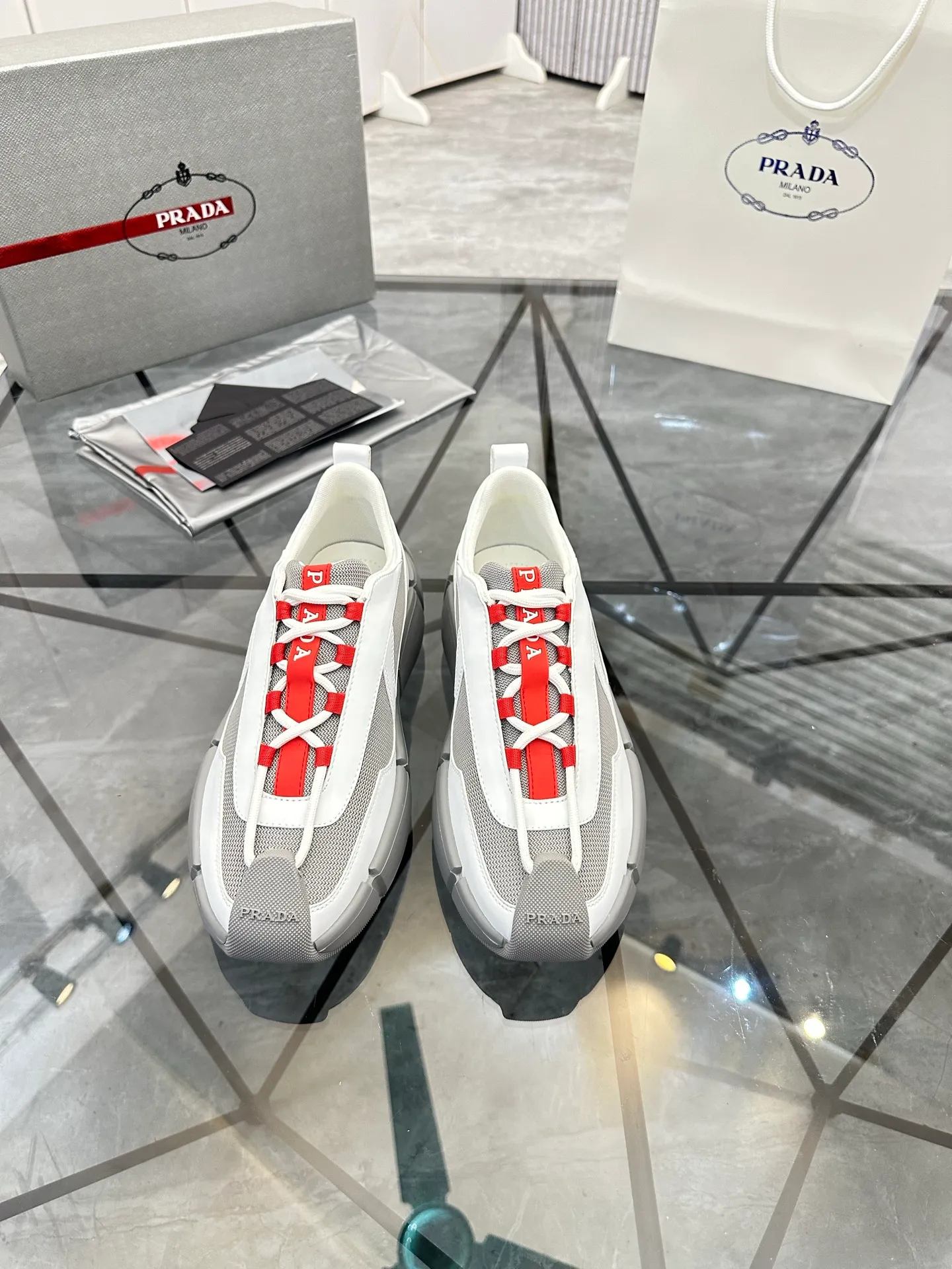 Men's shoes: 💰P540¥ High-end top quality Product trademark: Prada *"Prada*" low-top casual shoes Regular size: 38-45 (can be customized to 46) Product materials: imported first-layer cowhide leather splicing breathable mesh upper, breathable lining, cowhide foot pads, original ultra-light foam outsole. No.: 001
